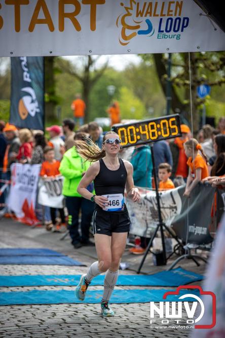 Volle terrassen, bruisende kleedjesmarkt en sportieve Wallenloop: Elburg leeft tijdens koningsdag! - &copy; NWVFoto.nl